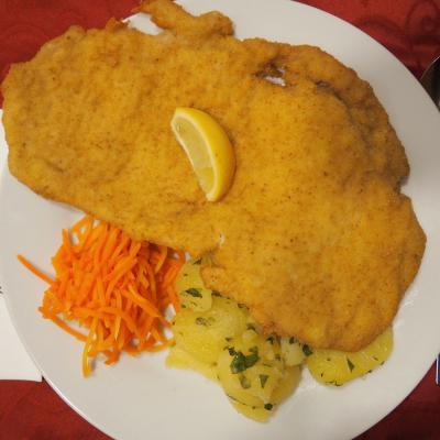 Schnitzel Wiener Art vom Schwein serviert mit Petersielkartoffeln und Karotten-Salat - Restaurant Lubella in Wien Führichgasse 1